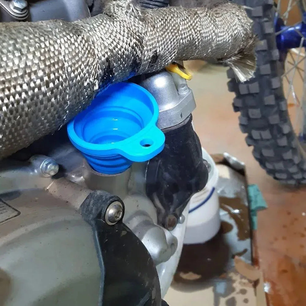 Collapsible Silicone Engine Funnel — Portable Liquid Pouring Tool for Cars