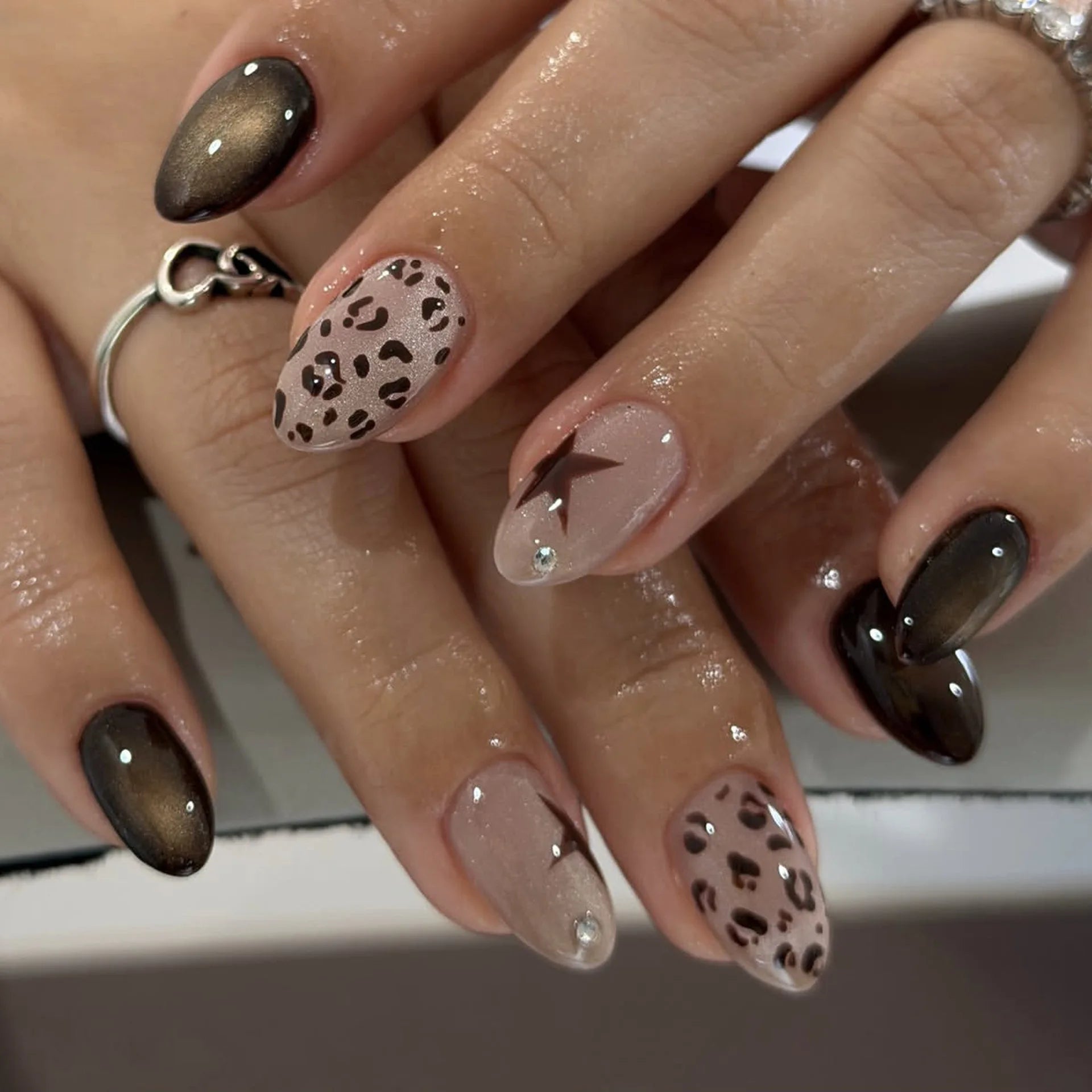 Qsezeny Short Almond False Nails — Black Edge French Press On Set