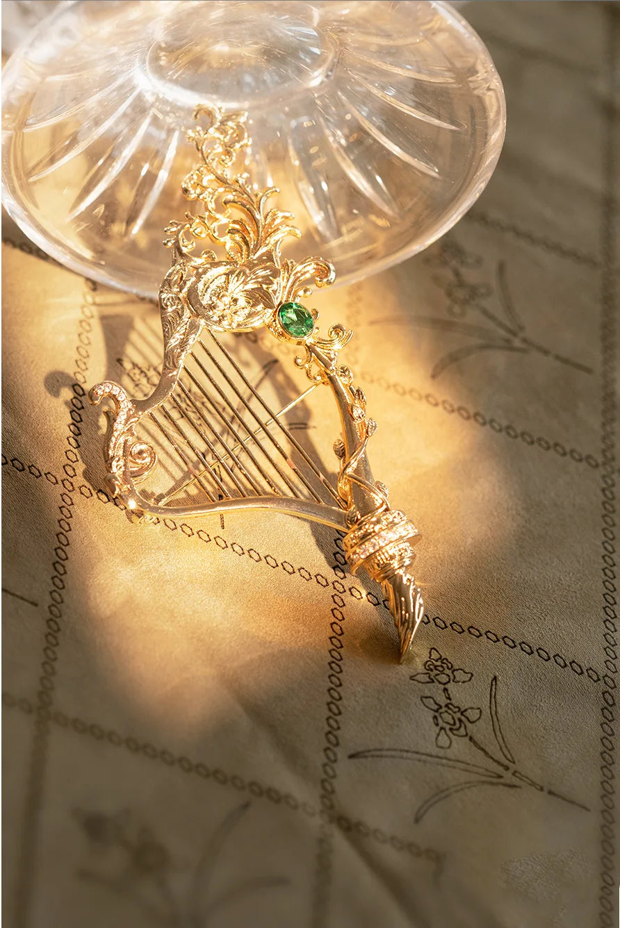 Retro Classical Harp Brooch — Elegant Musical Note Metal Pin for Suits