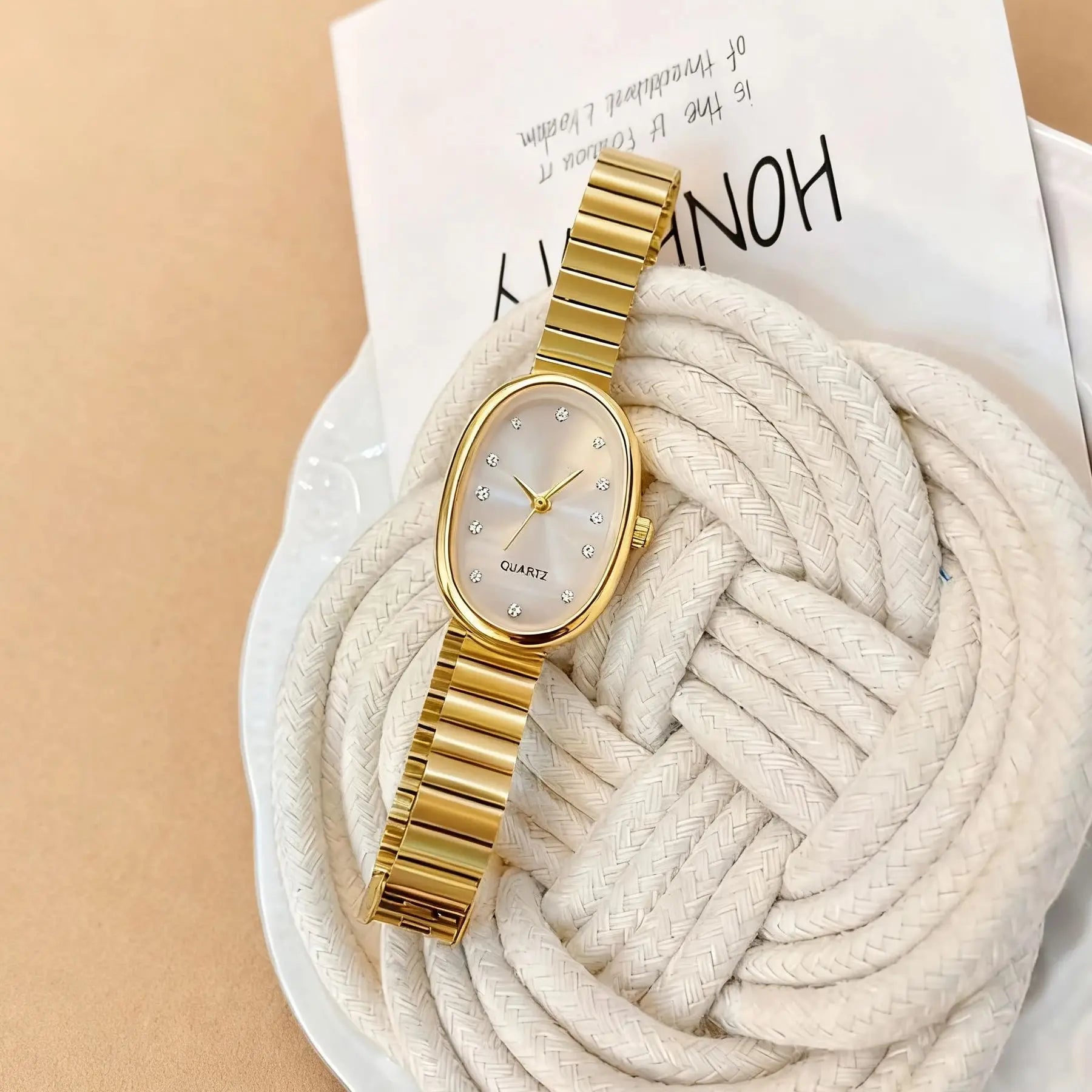 Elegant Oval Dial Women's Quartz Watch — Ultra-Thin Fashion Wristwatch
