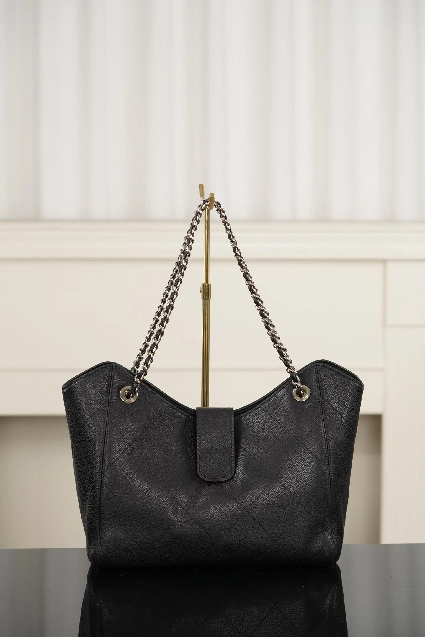 Oversized Grain Leather Tote Bag — Rhombus Stitching Chain Shoulder Bag