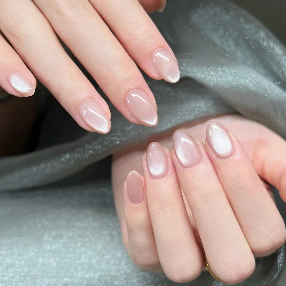 Qsezeny Short Almond False Nails — Black Edge French Press On Set