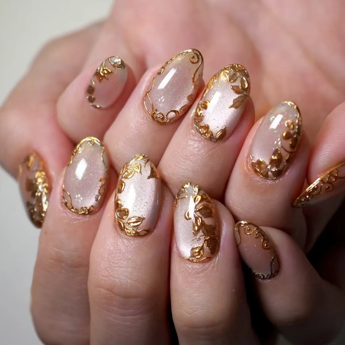 Qsezeny Short Almond False Nails — Black Edge French Press On Set