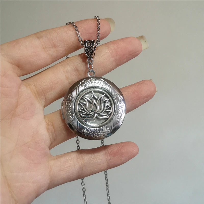 imixlot Bat Heart Locket Necklace — Vintage Y2K Goth Punk Photo Pendant