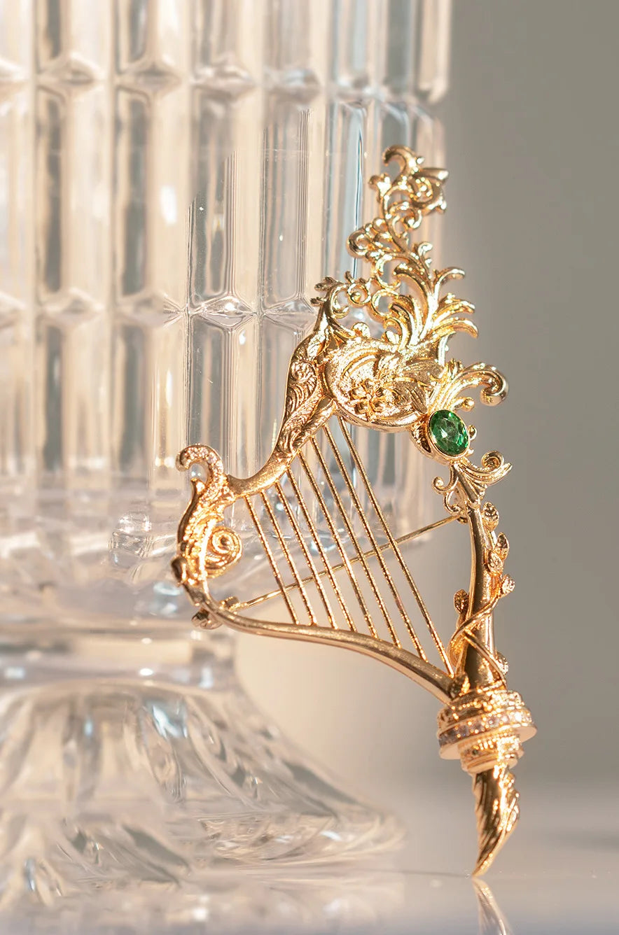 Retro Classical Harp Brooch — Elegant Musical Note Metal Pin for Suits