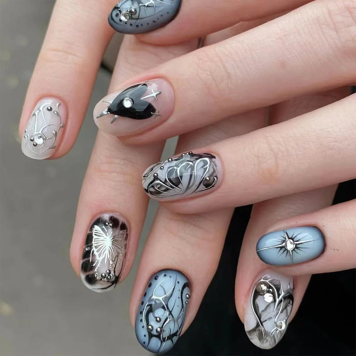 Qsezeny Short Almond False Nails — Black Edge French Press On Set