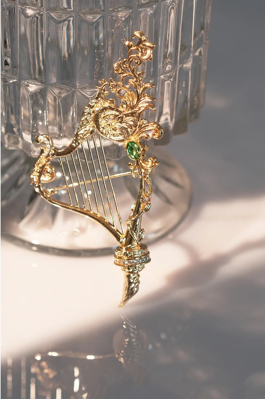 Retro Classical Harp Brooch — Elegant Musical Note Metal Pin for Suits