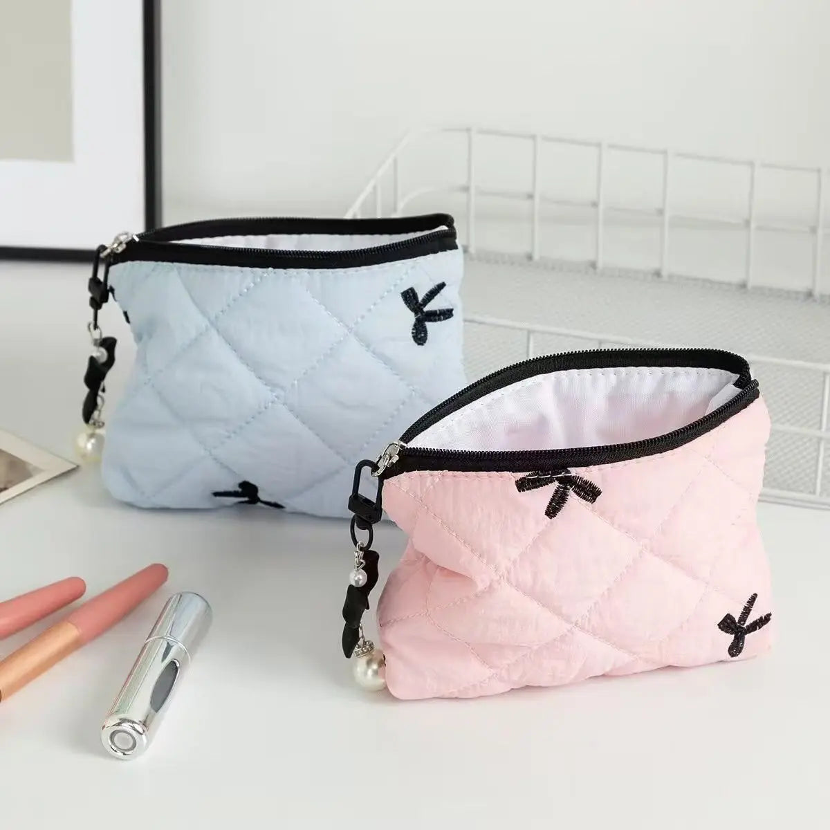 Elegant Portable Cosmetic Bag — Compact Travel Organizer for Makeup and Essentials