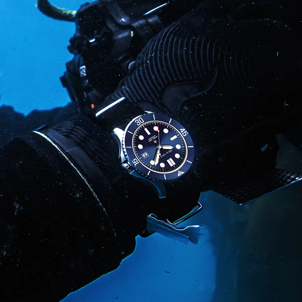 Sea-Gull Men's Luminous Dive Watch — Professional 200M Waterproof Automatic