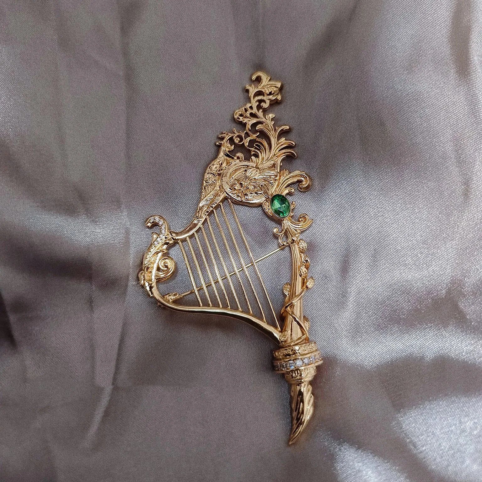 Retro Classical Harp Brooch — Elegant Musical Note Metal Pin for Suits