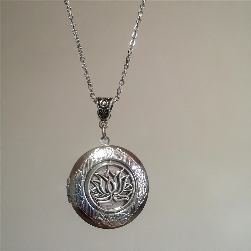 imixlot Bat Heart Locket Necklace — Vintage Y2K Goth Punk Photo Pendant