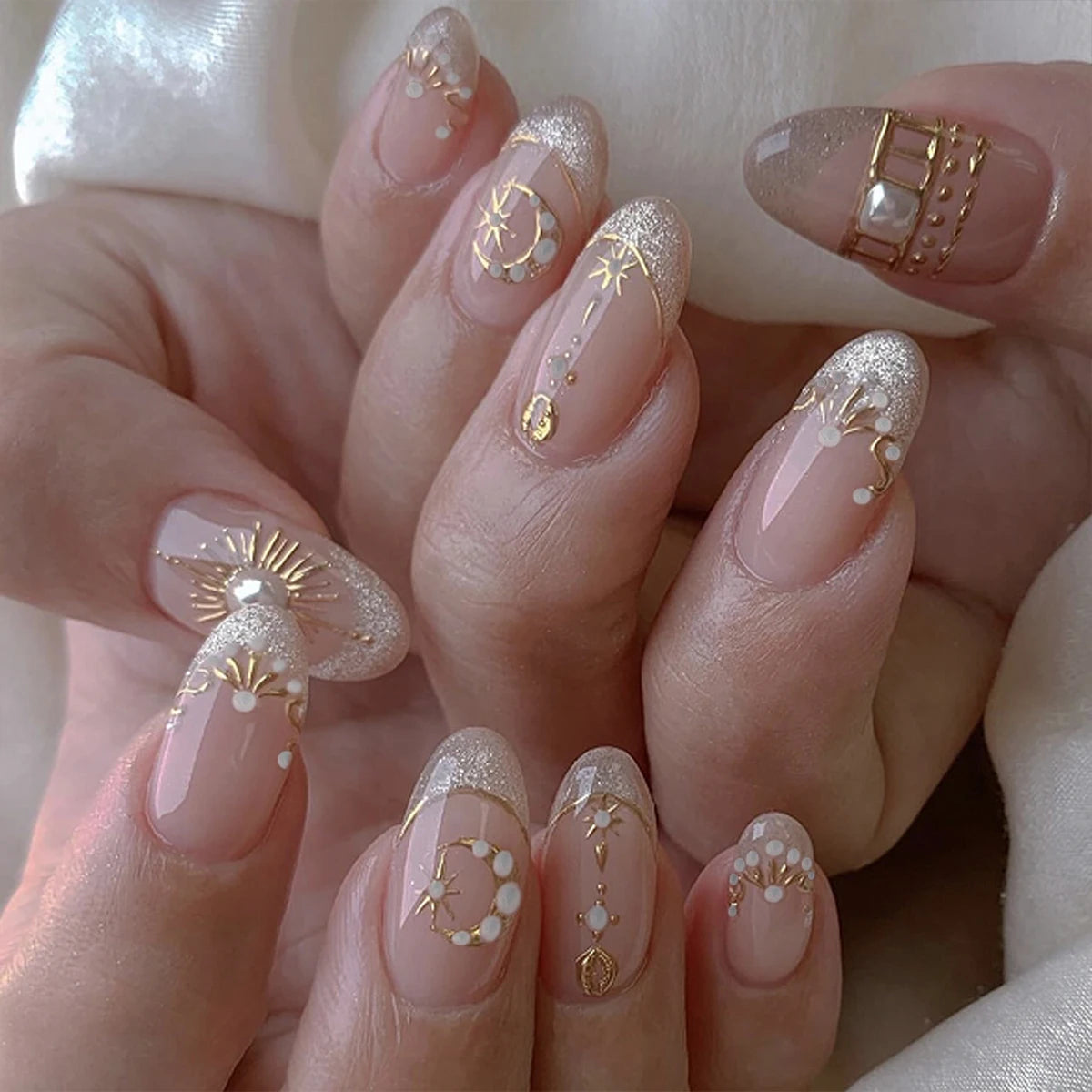 Qsezeny Short Almond False Nails — Black Edge French Press On Set